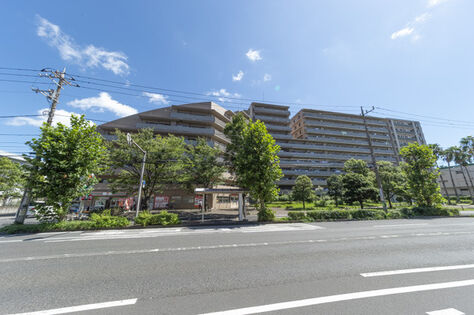敷地面積30,641㎡、延床面積82080㎡の広大な敷地に佇む。 敷地面積30,641㎡、延床面積82080㎡の広大な敷地に佇む。