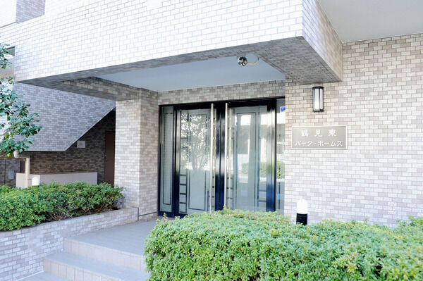 【鶴見東パーク・ホームズ】濃淡のあるグレーのタイルを組み合わせた落ち着きのある外観。