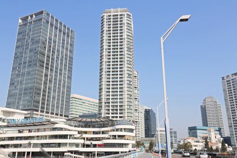 ベイブリッジや横浜港、みなとみらいの夜景など、横浜を一望する高層タワー。		