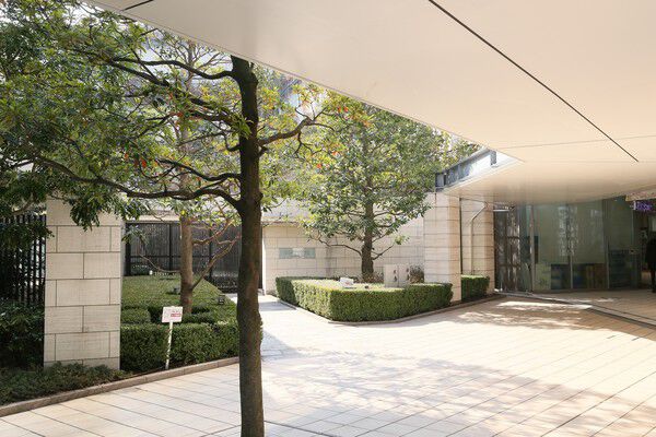 緑豊かな石畳の道や、水盤とサルスベリの木を配したエントランスなどで上質な空間に。