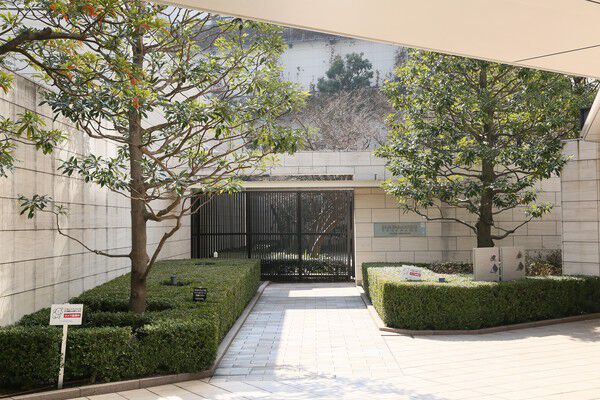 居住者はノンタッチキー、来訪者は入館後にゲストカードを使用します。		