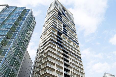 空、海、朝日、夕日、星、街の夜景、花火大会が見えるという贅沢。