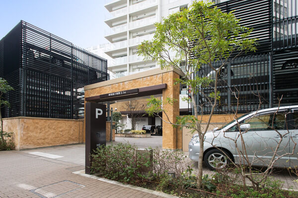 敷地内に設置された210台収容の機械式自動車専用駐車場。