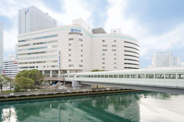 百貨店「横浜そごう」とも歩行者デッキ直通。