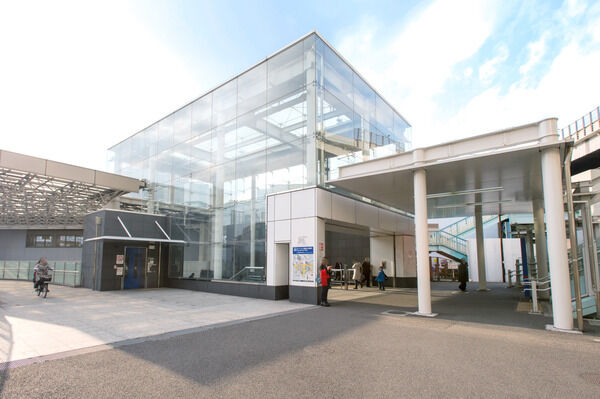 東海道本線「横浜」駅は、徒歩6分。