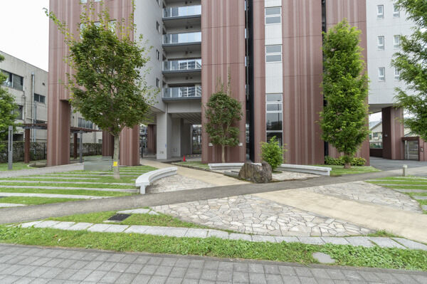 緑と花々で彩られる、季節の移り変わりを感じられる豊かな植栽。