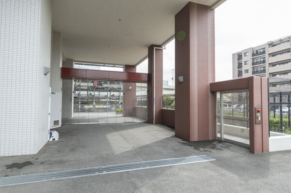 駐車場は車から降りずに操作ができるリモコン式リングシャッター付です。