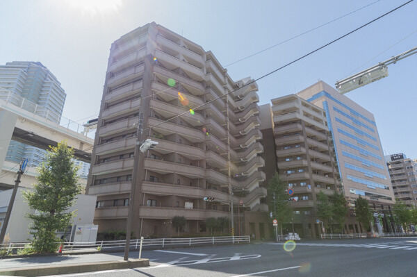 【クレストフォルム横浜ポートサイド】鉄筋コンクリート造、11階建。