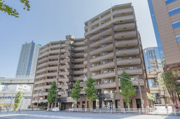 【クレストフォルム横浜ポートサイド】外観はタイル貼りのシンボリックフォルム。