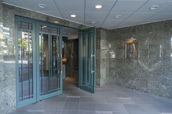 格式高い品のあるエントランス。