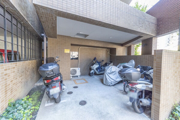 敷地内バイク置場。