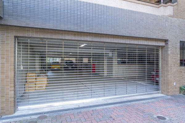 建物内駐車場出入口。