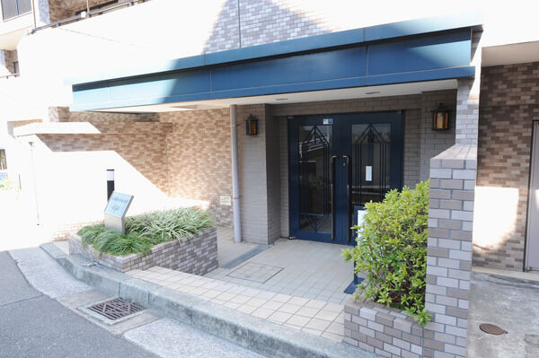 黒を基調としたエントランスドアと外壁が、格式の高さを感じさせる。		