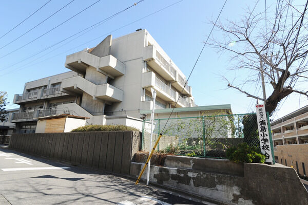 「横浜市立浦島小学校」まで、約310m（徒歩4分）。