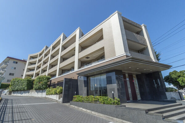 【プラウド横濱高島台】屋上「スカイガーデン」は緑豊かな環境を一望でき、陽当り・通風の良好な住環境です。