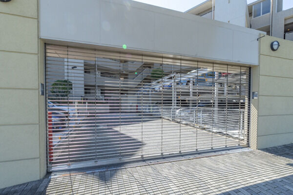 シャッターゲート付きの敷地内駐車場。