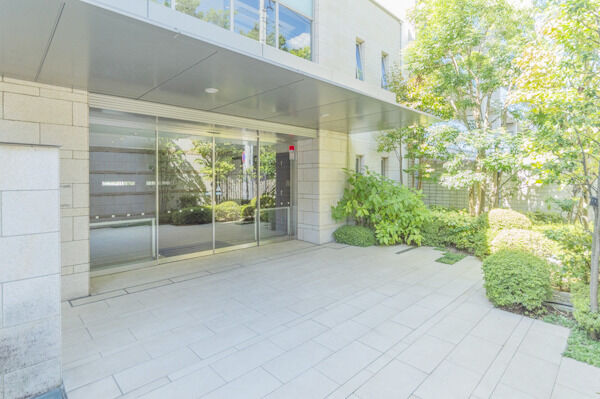 上品な雰囲気を魅せる石貼りのエントランスアプローチ。