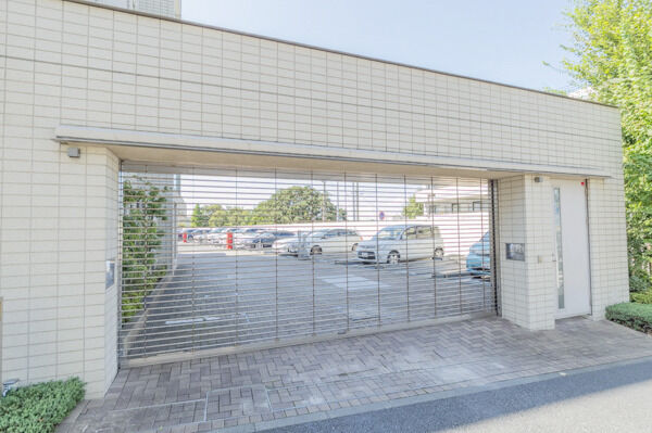 シャッターゲート付きの敷地内駐車場。