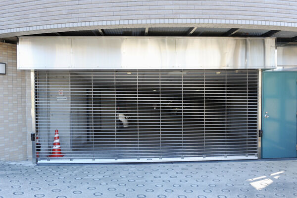 シャッターゲートが設置されている地下駐車場への入り口。