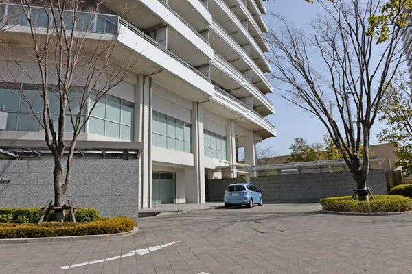 車寄せのあるロータリーテラスはサブエントランスへとつながります。		