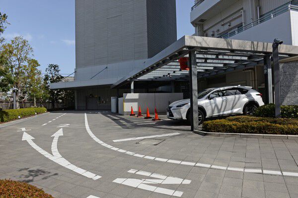 防犯性の高いタワーパーキング。200台の駐車スペースを確保。		