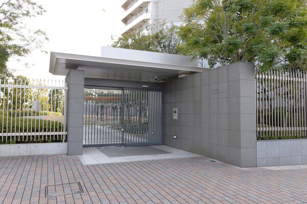 エントランスだけでなく敷地入り口にもオートロックを設け、安全性を高めています。		