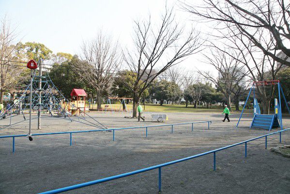 遊具の充実した「神奈川公園」は、約880m(徒歩11分）。		
