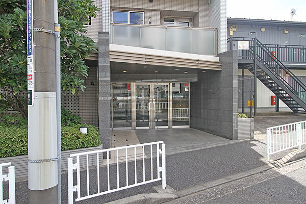 オートロック付。敷地内の各所には防犯カメラを設置し、安全を確保しています。