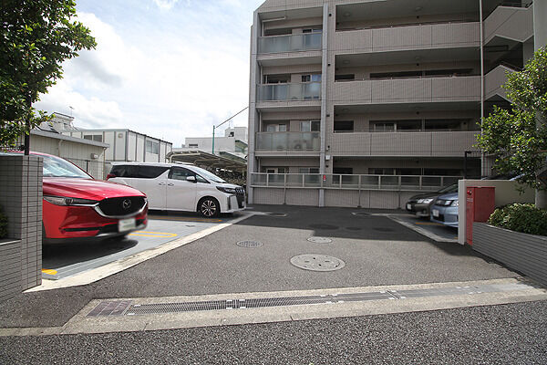 広々とした敷地内駐車場。