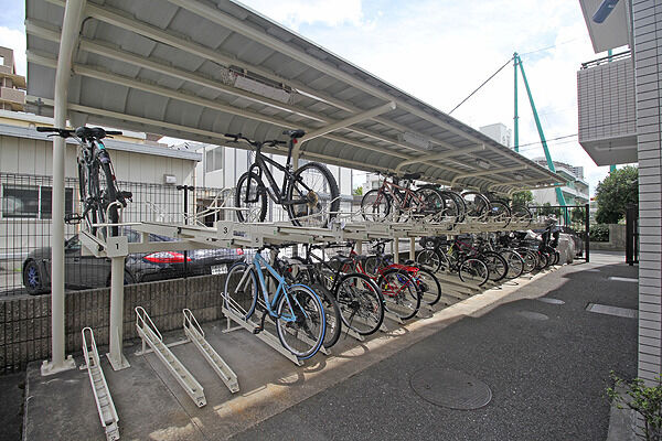 収容力のある敷地内駐輪場。