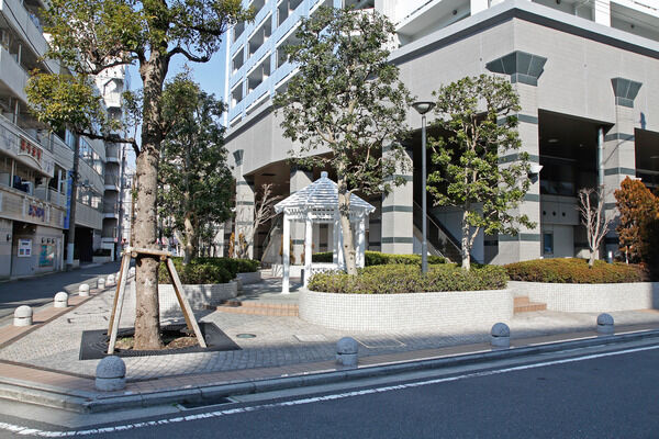 円形のパーゴラを設けたサニーサイドスクエアなど、公開空地をゆったりと配置。		 円形のパーゴラを設けたサニーサイドスクエアなど、公開空地をゆったりと配置。