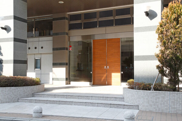 樹木のライトアップやポール式街灯で演出されたエントランスからのアプローチ。		 樹木のライトアップやポール式街灯で演出されたエントランスからのアプローチ。