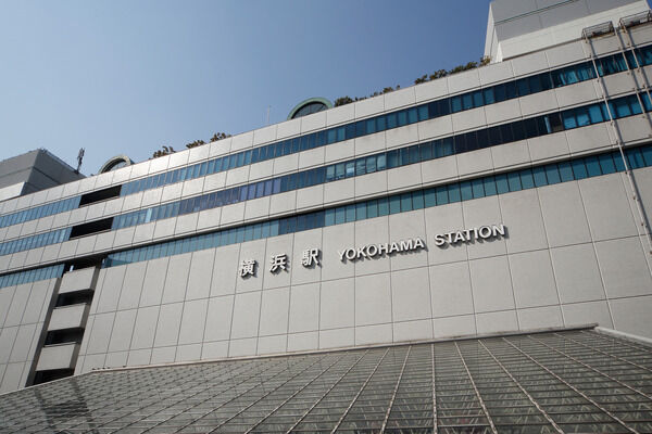 東海道本線「横浜」駅まで約640m（徒歩8分）。	