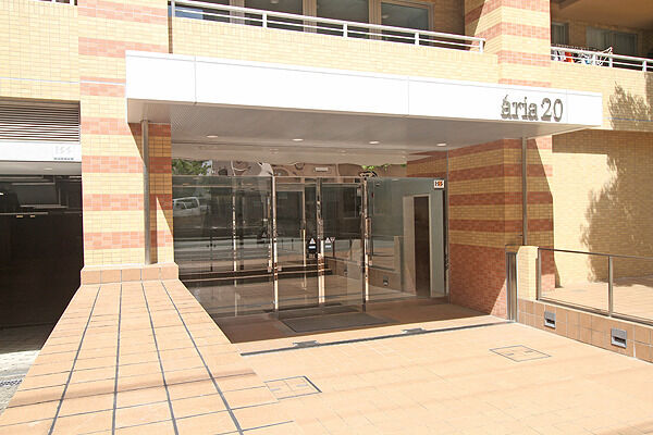 オートロック付、透明感のあるメインエントランス。