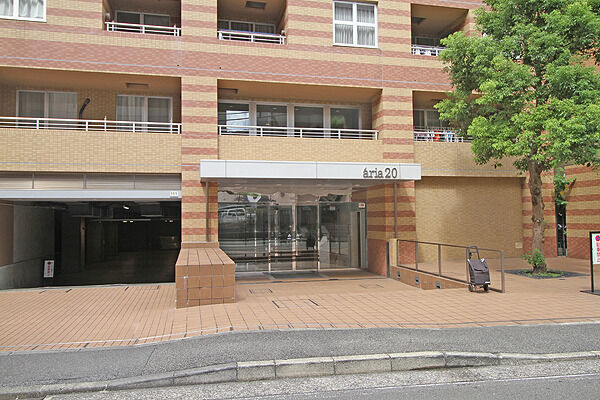 シンプルながら品のいいエントランス周り。