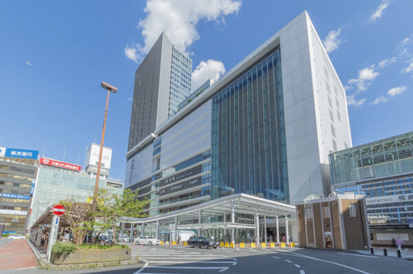 横浜駅（JRタワー）より約750m(徒歩10分)