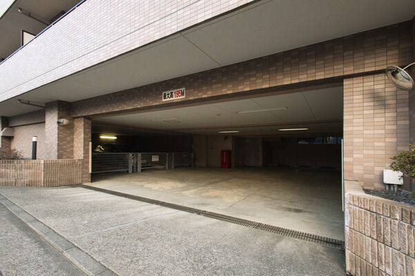 敷地内に設置された、自動車専用駐車場。