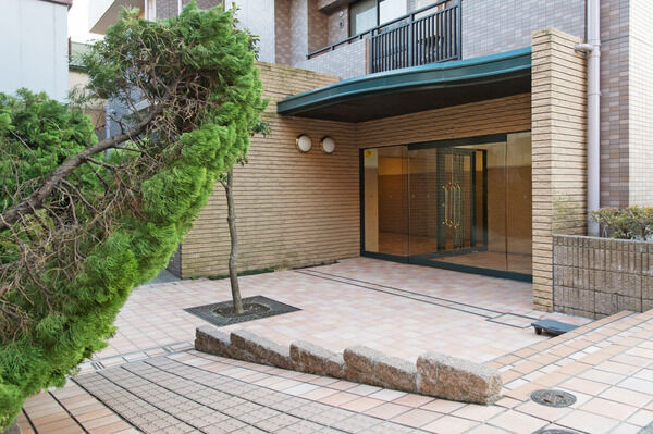 広く快適なエントランス。オートロックやスロープのついた安心設計。