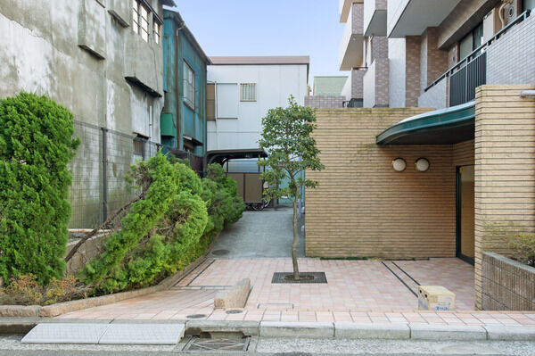 敷地内に設置された屋根付き二輪車専用駐輪場。