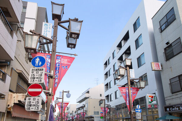 「サンモール西商店街」までは、約110m（徒歩2分）。