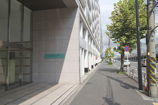 マンションの優雅さと品格をさらに印象付ける館銘板。 マンションの優雅さと品格をさらに印象付ける館銘板。