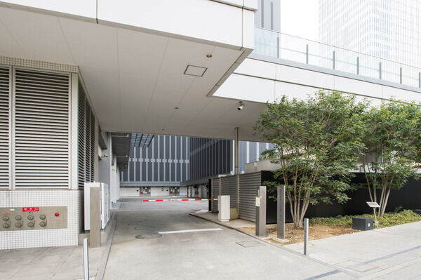 270台分の駐車場、578台分の駐輪場、22台分のバイク置場を設置。