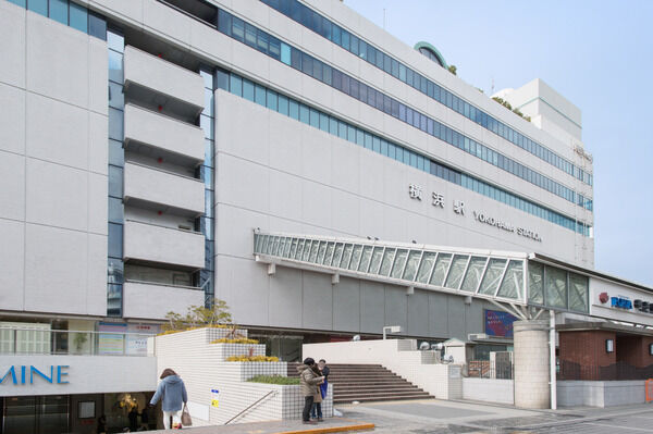 東海道本線「横浜」駅は、徒歩4分。