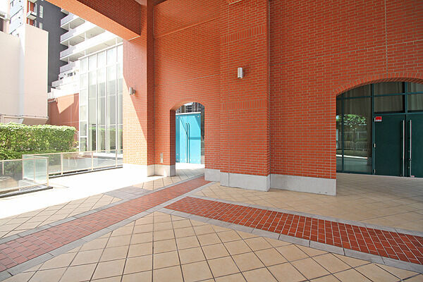 「二代目・横浜駅」の遺構が見下ろせるテラス。