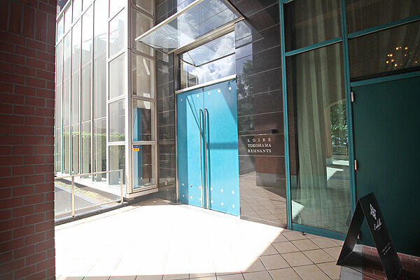 ガラス面が美しいメインエントランス。