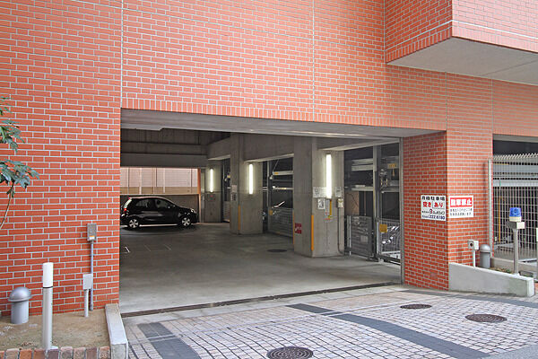 リモコン式シャッターゲート付き建物内駐車場。