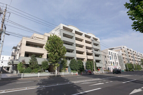 【ライオンズステージ横濱元町】2棟全80邸が南西向きになるよう配置された設計。