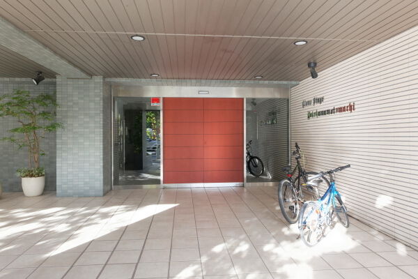 二丁掛タイルとボーダータイルを組み合わせ仕上げた、重厚感あるメインエントランス。