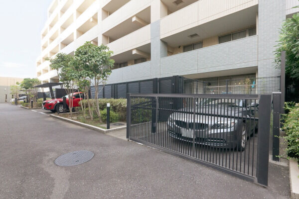 敷地内に32台分の平置式駐車場を設置。広々とした車路も特徴です。