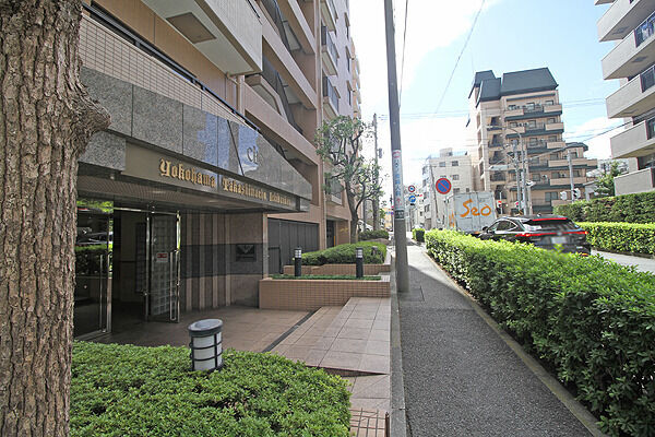 エントランスには安心のオートロックシステムを採用。